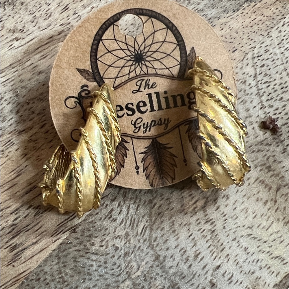 Gold tone vintage Earrings